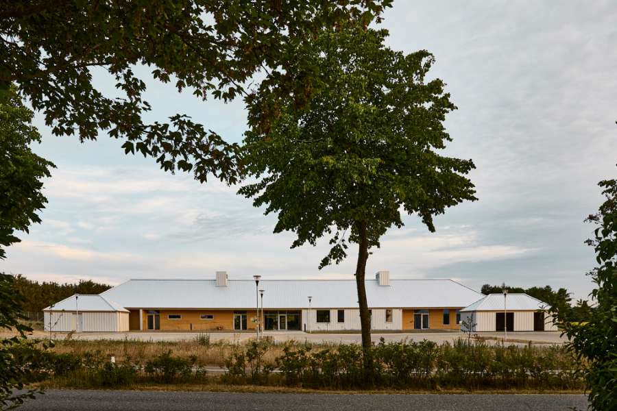 Die Pfannenbleche des Jordbærmarken schaffen ländliche Atmosphäre und inspirieren zur Naturfreude, Børnehuset Jordbærmarken, Rodskovvej 59, 8543 Hornslet